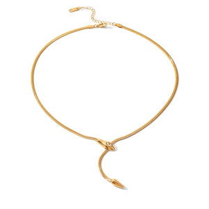 Vista dettagliata di una collana a serpente in acciaio inossidabile dorato con catena piatta
