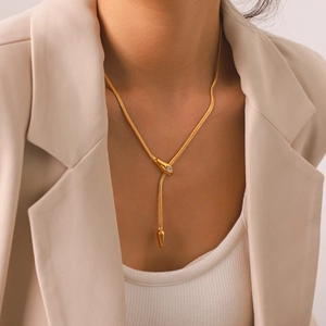 Collana a forma di serpente in acciaio al titanio placcato oro su una modella