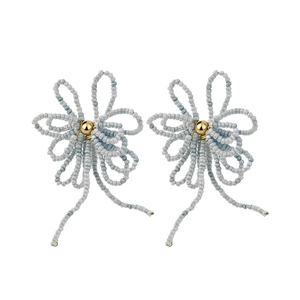 Boucles d'oreilles nœud en perles de verre bleu clair avec perle dorée centrale