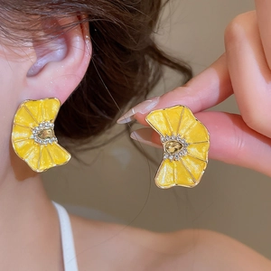 Pendientes de flores amarillas con centros de pedrería, elegante estilo hawaiano