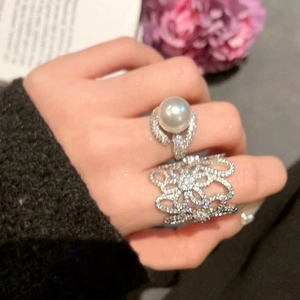 Eleganter französischer Vintage-Blumenring mit funkelnden Zirkonen und einer Perle