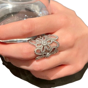 Eleganter Vintage-Hohlblumenring für Damen mit funkelnden Zirkonia an der Hand getragen
