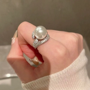 Detailansicht eines eleganten französischen Retro-Rings mit Perle und Zirkonia