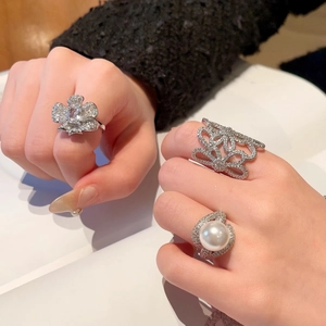 Nahaufnahme von französischen Vintage-Ringen mit Hohlblumen und Perlen und Zirkon