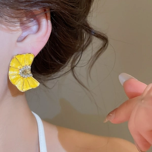 Pendientes de botón con flor plisada amarilla y brillantes estilo veraniego hawaiano