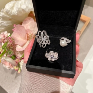 Französisches Vintage-Ring-Set mit Zirkonia-Blumen und Perle in schwarzer Schmuckschatulle