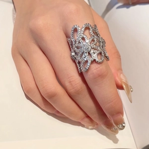 Detailansicht eines französischen Vintage-Rings mit Zirkon-Blumenmuster.