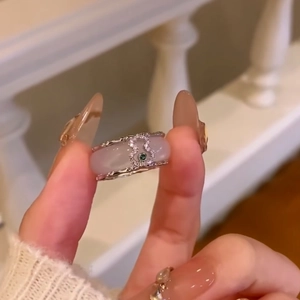 Detailansicht eines eleganten Hulu-Achatrings mit Diamanten und grünem Edelstein