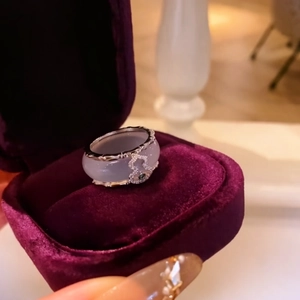 Detailansicht eines Achatrings im Neo-Chinesischen Stil mit Diamant-Hulu in violetter Box.