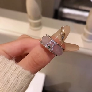 Detaillierte Makroansicht eines französischen neuen chinesischen Gourd-Achat-Rings mit Diamanten.
