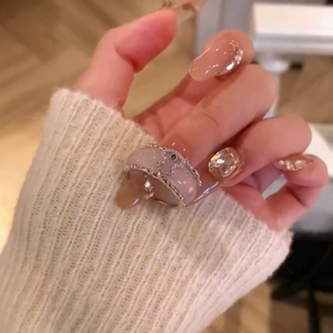 Detailansicht eines Vintage-Gourd-Achat-Rings mit Pavé-Kristallen