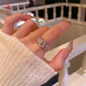 Nahaufnahme eines eleganten neuen chinesischen Gourd-Achat-Rings mit Kristallen