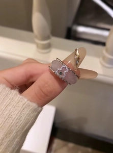 Detailansicht eines Vintage-Rings in Kürbisform mit Diamanten und Agat-Band-Design