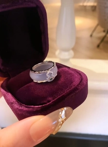 Detailansicht eines Lavendel-Achat-Rings mit diamantbesetztem Kürbis-Motiv und grünem Stein