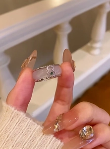Detailansicht eines klassischen chinesischen Achatrings mit diamantbesetztem Kürbis-Motiv