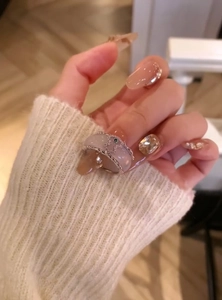 Detaillierte Ansicht eines Vintage-Achatrings mit Diamant-Kürbis-Design auf der Hand.