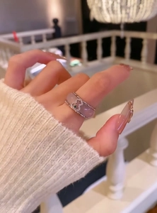 Eleganter Vintage-Achat-Ring in Kürbisform mit Diamanteinlage, an der Hand getragen