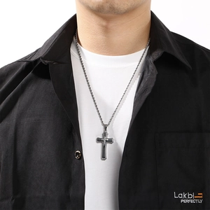 Détail d'un pendentif croix double épaisseur noir et argent pour homme sur chaîne acier
