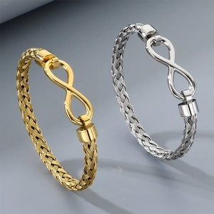Dettaglio dei bracciali intrecciati in filo d'acciaio con simbolo dell'infinito oro e argento