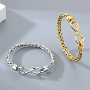 Primo piano dettagliato di eleganti bracciali intrecciati con simbolo dell'infinito in metallo