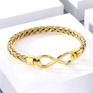 Vista dettagliata di un bracciale in filo intrecciato dorato con simbolo infinito