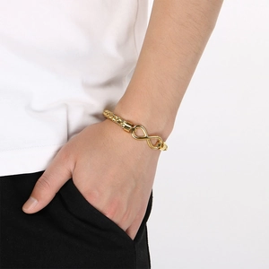 Vista dettagliata di un bracciale in corda d'acciaio intrecciata con simbolo dell'infinito oro