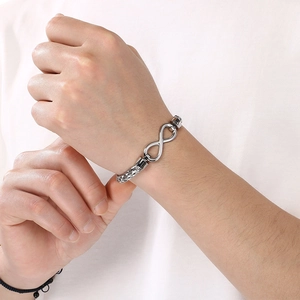 Dettaglio di un bracciale in filo d'acciaio intrecciato con simbolo dell'infinito