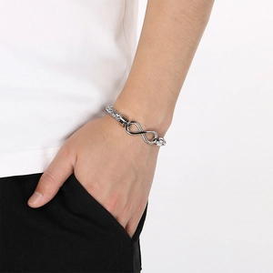 Vista dettagliata del bracciale con simbolo dell'infinito e cavo d'acciaio intrecciato