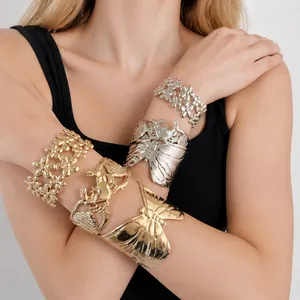 Europäischer Stil Vintage Schmetterling Blume Krabbe Armreif Manschette Armband Premium Übertriebene Persönlichkeit High End Eisen Schmuck Für Damen