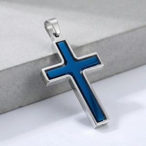 Vue détaillée d'un pendentif croix rotatif bicolore en acier inoxydable bleu pour hommes