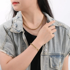 Set collana e bracciale a catena in acciaio inossidabile placcato oro in stile Hip-Hop trendy