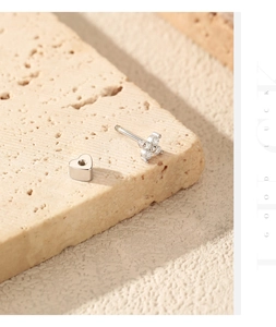 Λεπτομερές κοντινό πλάνο σκουλαρίκι Moissanite από ασήμι S925 και καρδιάς πίσω