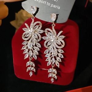 Detaillierte Nahaufnahme von Vintage CZ Blumenohrringen auf einer roten Samtbox
