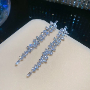 Elegante silberne geometrische Quasten-Ohrstecker mit funkelnden Zirkonia-Steinen