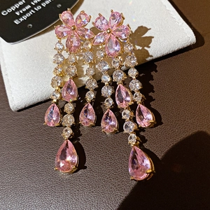 Detaillierte Ansicht der Vintage-Ohrringe mit rosa und klaren Zirkonia-Anhängern