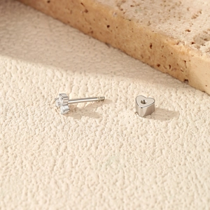 Κομψό σκουλαρίκι moissanite D από ασήμι S925 με βιδωτό κούμπωμα καρδιά