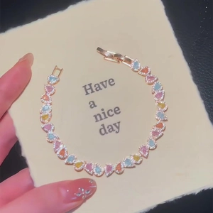 Gros plan d'un bracelet plaqué or rose 18 carats avec zircons gouttes multicolores