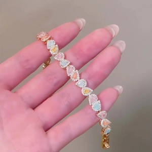 Détail d'un bracelet en zircon multicolore en forme de goutte plaqué or rose