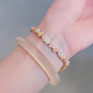 Détail d'un bracelet en or rose avec zircons multicolores en forme de poire