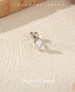 Détail du clou d'oreille géométrique en moissanite et argent sterling S925 pur