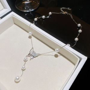 Elegante silberfarbene Halskette mit Perlen und Schmetterlingsanhänger in Schmuckschatulle