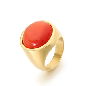Vintage Goldring aus Edelstahl mit einem großen ovalen roten Katzenaugen-Edelstein.