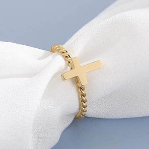 Bague en acier inoxydable doré avec anneau torsadé et motif croix minimaliste