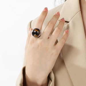 Nahaufnahme eines Vintage-Edelstahlrings mit großem Tigerauge-Stein am Model