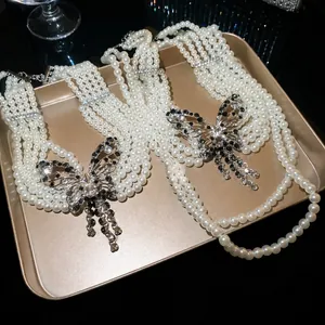 Collier de perles multi-rangs français avec pendentif papillon en strass