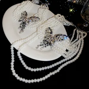 Collier de perles luxueux à plusieurs rangs avec pendentif papillon en strass