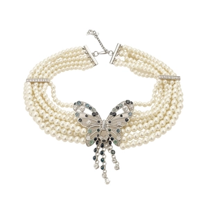 Élégant collier de perles multi-rangs avec pendentif papillon évidé et cristaux.