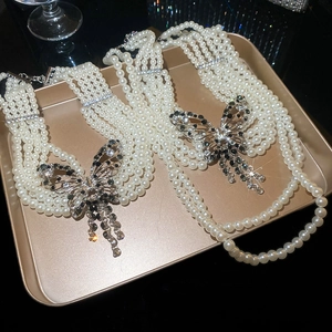 Collier de perles élégant à plusieurs rangs avec pendentif papillon en strass ajouré