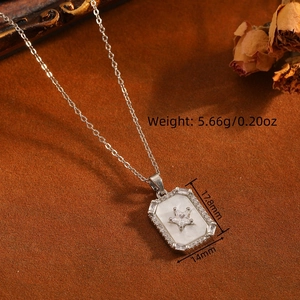 Vista detallada del collar con colgante de estrella plateada con peso y medidas