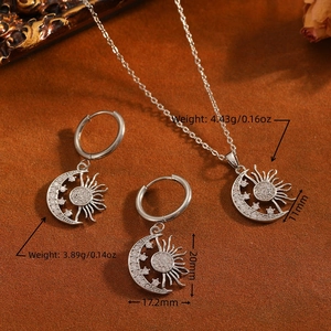 Vista detallada del conjunto de joyas de sol y luna de plata con medidas de tamaño.
